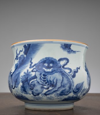 Lot 111 - A BLUE AND WHITE PORCELAIN JAR WITH MYTHICAL BEASTS, CHINA, LATE MING DYNASTY