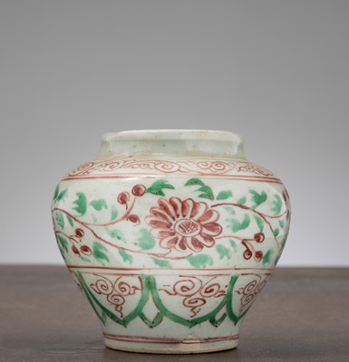 Lot 174 - A SMALL POLYCHROME-DECORATED JAR, CHINA, LATE MING DYNASTY