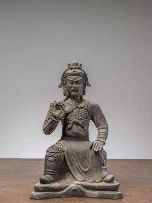 Lot 31 - A CHINESE SEATED BRONZE FIGURE OF GUAN YU, MING DYNASTY