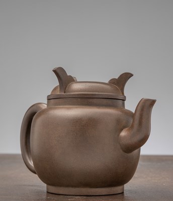 Lot 103 - A PURPLE CLAY TEAPOT MARKED BY "DA BIN" CHINA LATE MING DYNASTY