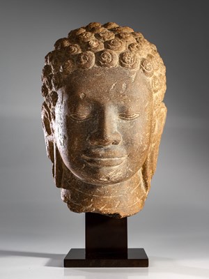 Lot 194 - HEAD OF A BUDDHA