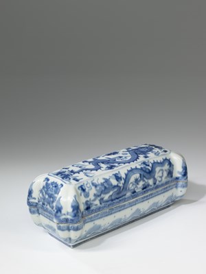 Lot 157 - (R) PORCELAIN BOX