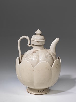 Lot 113 - DING KILN FLAGON POT