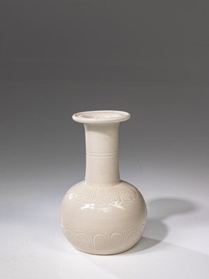 Lot 34 - ZHI CHUI VASE