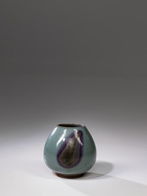 Lot 290 - HEART SHAPED POT