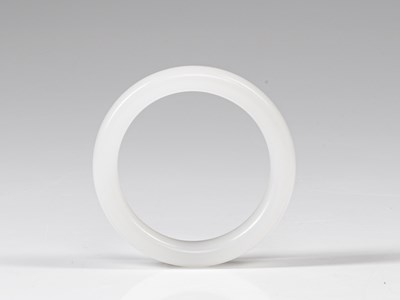 Lot 306 - WHITE BRACELET